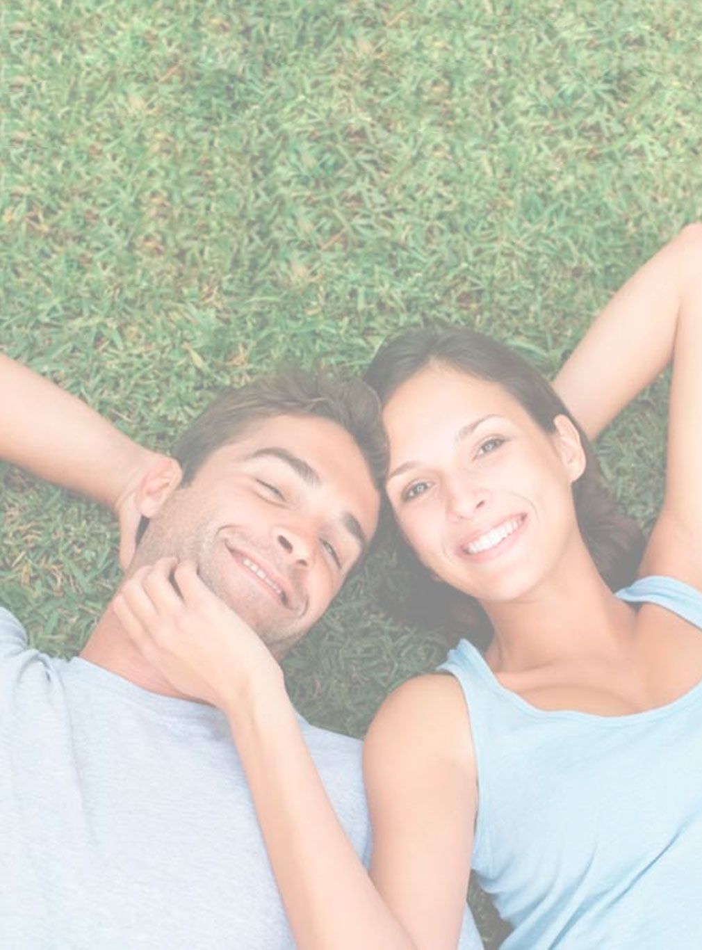 pareja-feliz-cesped